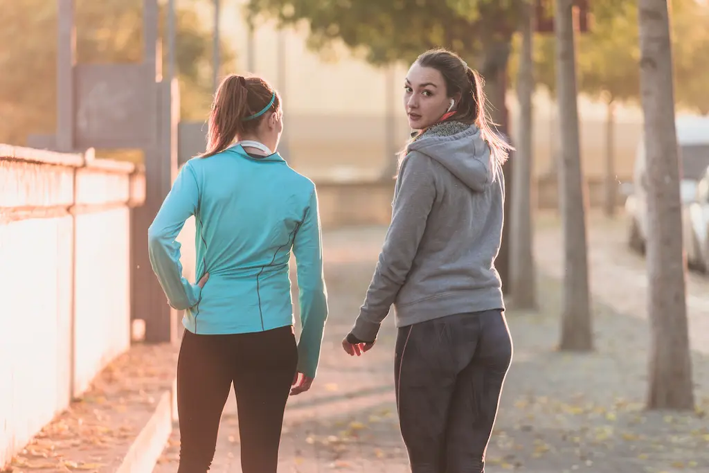 Beneficios de caminar hacia atrás
