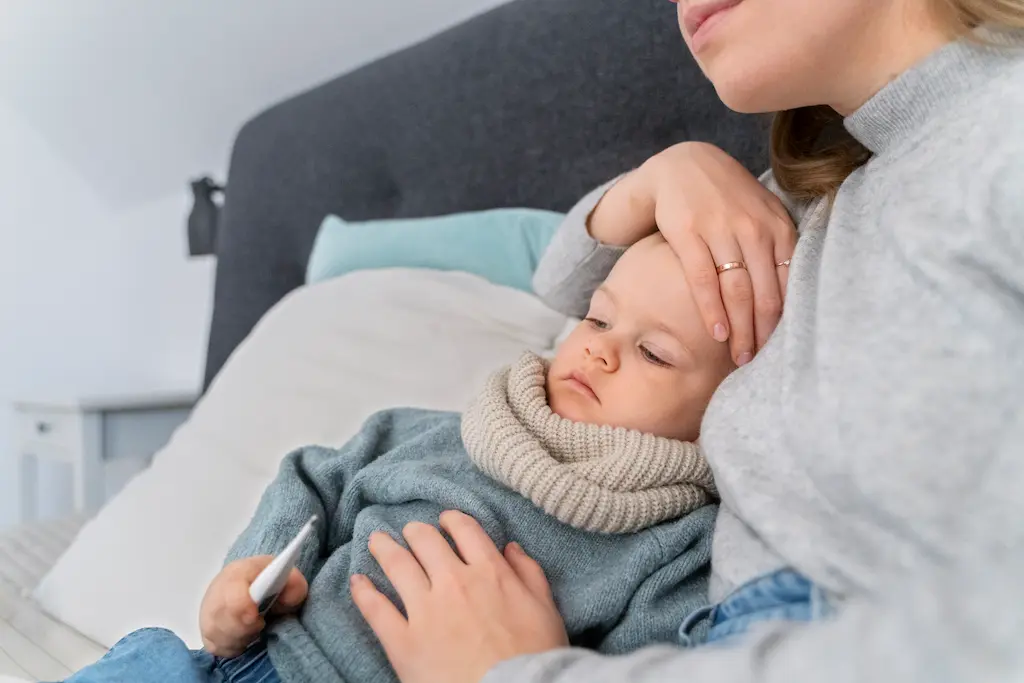 Madre o mujer tutora cuida de su hijo enfermo en la cama 