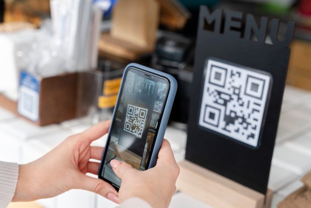 persona leyendo un codigo QR con el celular